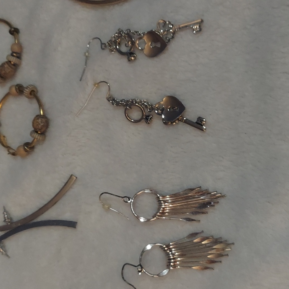 6/$10 9 Pc Set Of Vintage Gold and Silver Earring Collection - Picture 7 of 9
